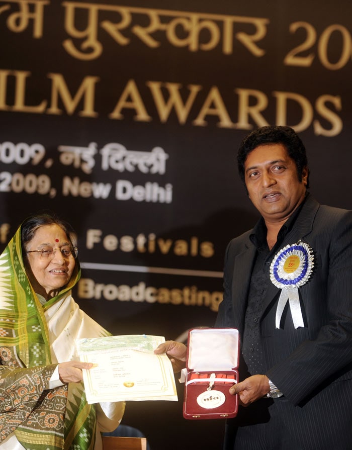 President Pratibha Patil (L) presents The Best Indian Film Actor Award to Prakash Raaj for his role in <em>Kanchivaram</em> at the 55th National Film Awards Function in New Delhi on October 21, 2009. Patil presented the awards for best feature film, best actors and best director of national cinema.&nbsp; (Photo &amp; Text: AFP)
